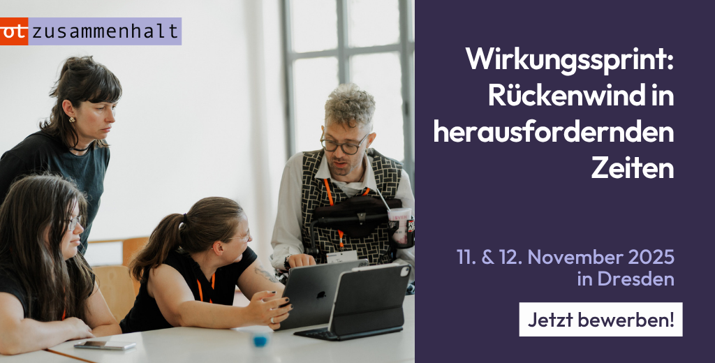 Vier Personen schauen gemeinsam auf einen Laptop. Auf der Rechten seite steht die Überschrift "Wirkungssprint: Rückenwind in herausfordernden Zeiten". Darunter steht das Datum 11. & 12. November 2025 in Dresden mit der Aufforderung "Jetzt bewerben!".