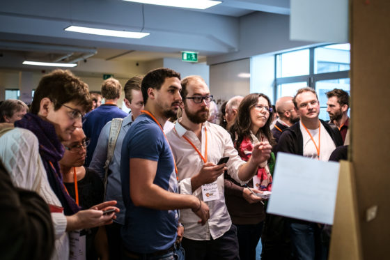 Teilnehmer stehen vor dem Sessionplan auf dem openTransfer CAMP in Frankfurt 2014