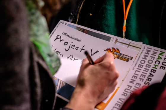 Eine Teilnehmerin schreibt auf dem openTransfer CAMP Frankfurt einen Sessionvorschlag auf