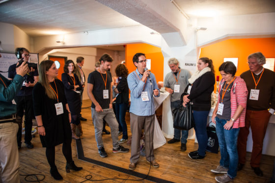 Teilnehmer bei der Sessionplanung beim openTransfer CAMP Hamburg