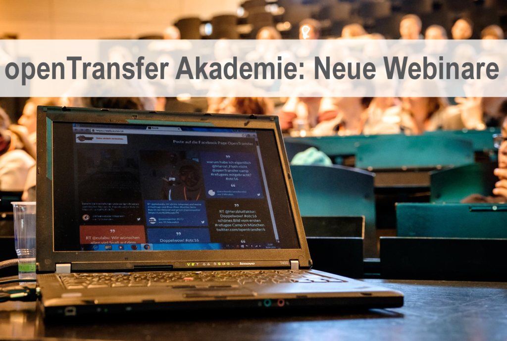 Bild eines aufgeklappten Laptops auf einem Tisch