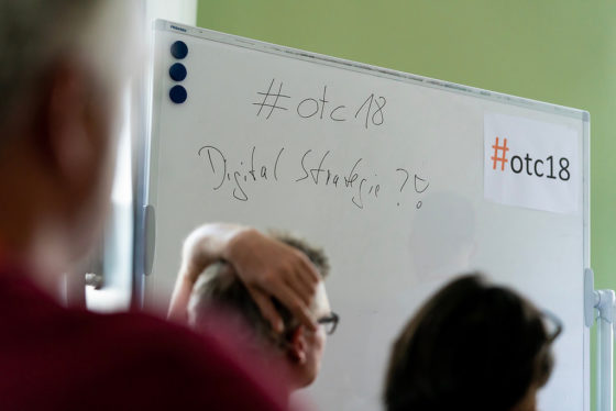 Auf einer Tafel ist zu lesen: Digital-Strategie?