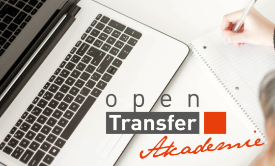 Links im Bild ein aufgeklappter Laptop, rechts eine Person, die sich auf einem Blatt Papier Notizen macht, davor das Logo der openTransfer Akademie