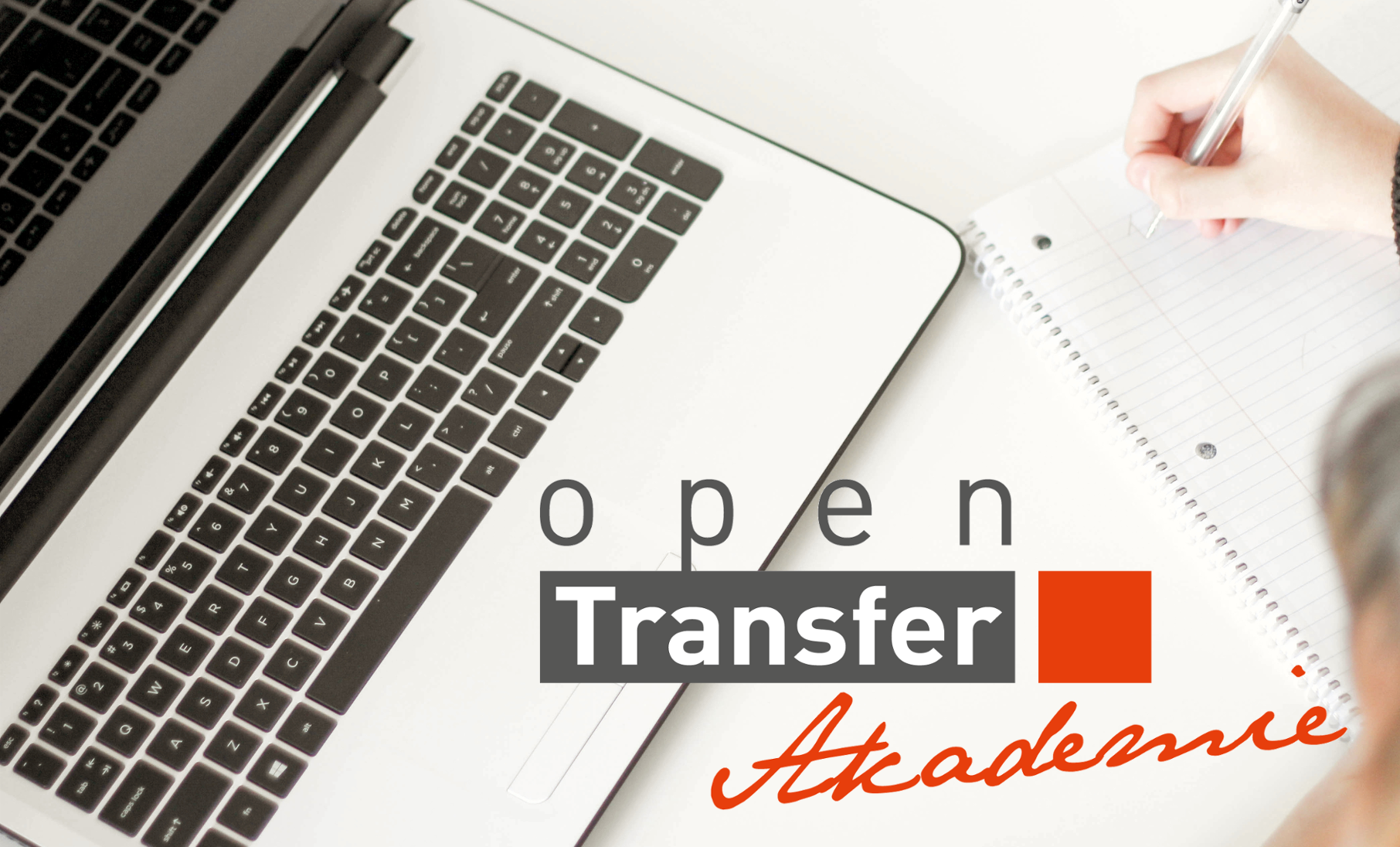 Links im Bild ein aufgeklappter Laptop, rechts eine Person, die sich auf einem Blatt Papier Notizen macht, davor das Logo der openTransfer Akademie