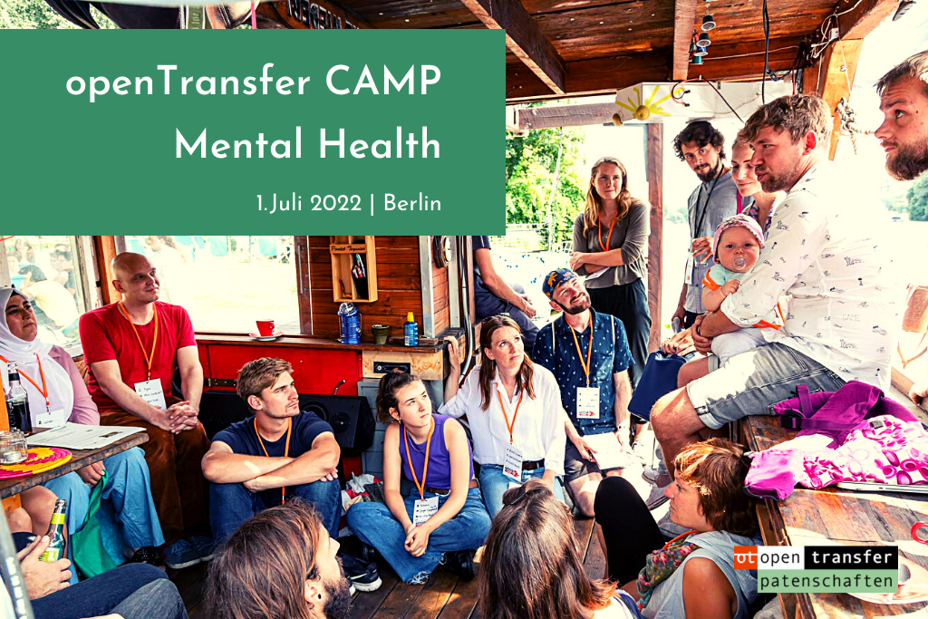 Text auf Bild: openTransfer CAMP Mental Health. Eine Gruppe von unterscheildichen Menschen sitzt im Kreis und spricht miteinander. Es ist Sommer. Das Foto wurde bei einem openTransfer CAMP aufgenommen.