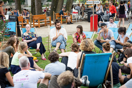 Ein Gesprächskreis in Liegestühlen.