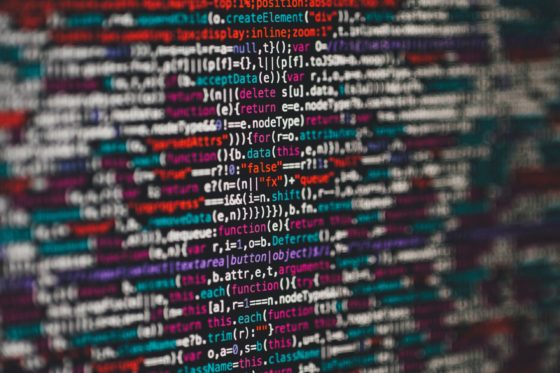 Auf einem Display sind lange Kolonnen von Zahlen und Buchstaben.