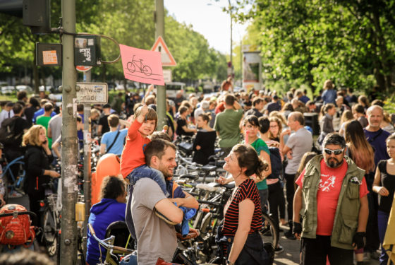Viele Menschen mit Fahrrad und Transparenten haben sich versammelt.