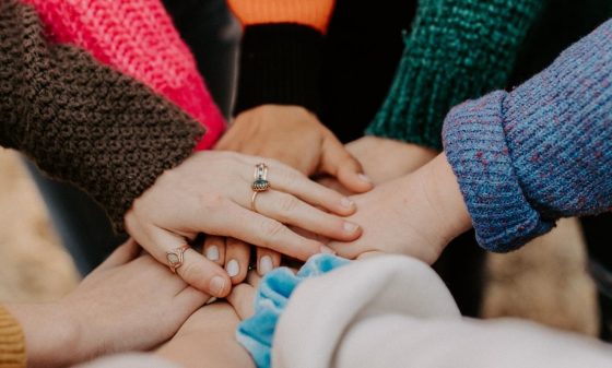 Mehrere Hände werden aufeinander gelegt.