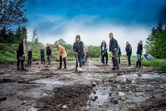 Man sieht den Jugendgemeindebeirat beim Spatenstich. Sie stehen auf einem Acker.
