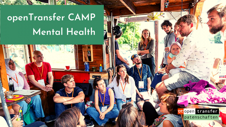 Text auf Bild: openTransfer CAMP Mental Health. Eine Gruppe von unterscheildichen Menschen sitzt im Kreis und spricht miteinander. Es ist Sommer. Das Foto wurde bei einem openTransfer CAMP aufgenommen.