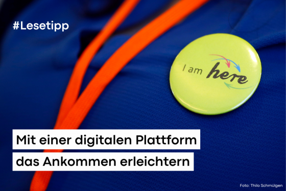 ext auf Bild: Hashtag Lesetipp. Mit einer digitalen Plattform das Ankommen erleichtern. Im Hintergrund ist ein T-Shirt mit einem Button auf dem