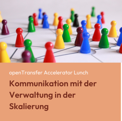 Mehrere bunte Spielfiguren stehen auf einem weißen Blatt, das durch Linien miteinander verbunden ist. Im unteren Teil des Bildes befindet sich ein orangefarbener Kasten mit dem Text: „openTransfer Accelerator Lunch. Kommunikation mit der Verwaltung in der Skalierung“.