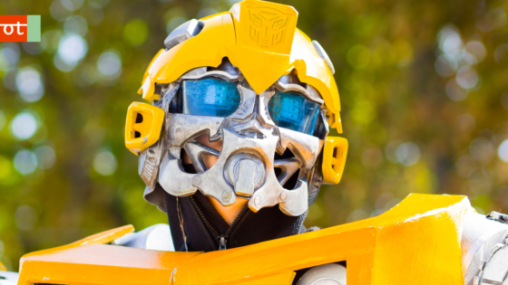 Auf dem Bild ist ein gelber Roboter zu sehen.