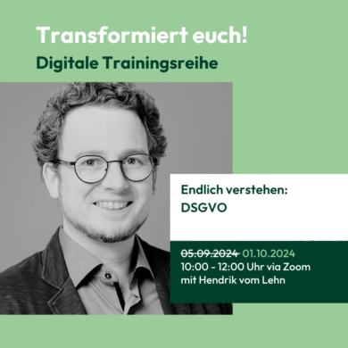 Auf hellgrünem Hintergrund ist links im Bild das schwarz-weiß-Portrait einer männlich gelesenen Person zu sehen. Sie trägt kurze, lockige Haare, eine Brille und lächelt frontal in die Kamera. Darüber steht in großen, weißen Buchstaben die Überschrift 