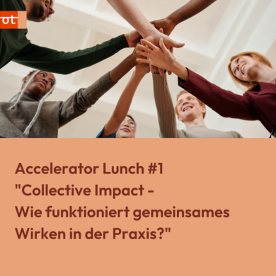 Mehrere Personen stehen in einem hellen Raum und legen ihre Hände in der Mitte übereinander. Unter dem Foto steht auf einem orangefarbenen Hintergrund: „Accelerator Lunch #1. Collective Impact – Wie funktioniert gemeinsames Wirken in der Praxis?“