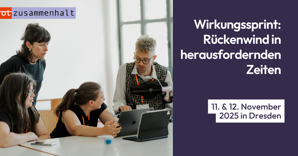 Mehrere Personen arbeiten gemeinsam an einem Tisch mit Laptop. Daneben steht: „Wirkungssprint: Rückenwind in herausfordernden Zeiten – 11. & 12. November 2025 in Dresden“.
