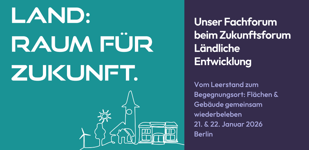 Die Grafik zeigt auf der linken Hälfte eine petrolfarbene Fläche mit großer weißer Schrift: „LAND: RAUM FÜR ZUKUNFT.“
Darunter eine dünne weiße Linienzeichnung mit stilisierten Gebäuden, einem Baum, einer Bank, einer Sonne und einem Haus.
Rechte Hälfte in dunklem Violett mit weißer Schrift: „Unser Fachforum beim Zukunftsforum Ländliche Entwicklung“. Darunter in kleinerer Schrift: „Vom Leerstand zum Begegnungsort: Flächen & Gebäude gemeinsam wiederbeleben. 21. & 22. Januar 2026 Berlin“.