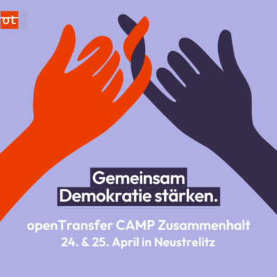 Zwei Hände in rot und lila mit den kleinen Fingern ineinander verschlungen.